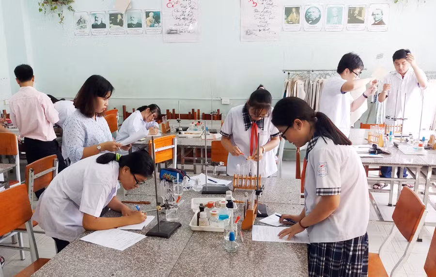 Bài tập thực hành là một trong những tiêu chí đánh giá năng lực HS trong môn học. Ảnh: Đức Chiêm