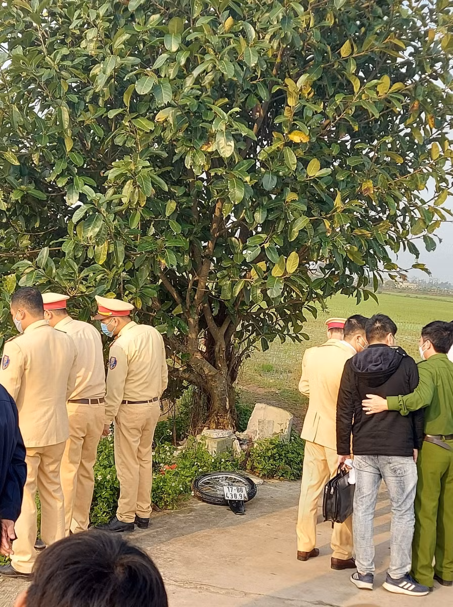 Gần hiện trường, cơ quan chức năng phát hiện vết tích của một vụ tai nạn.