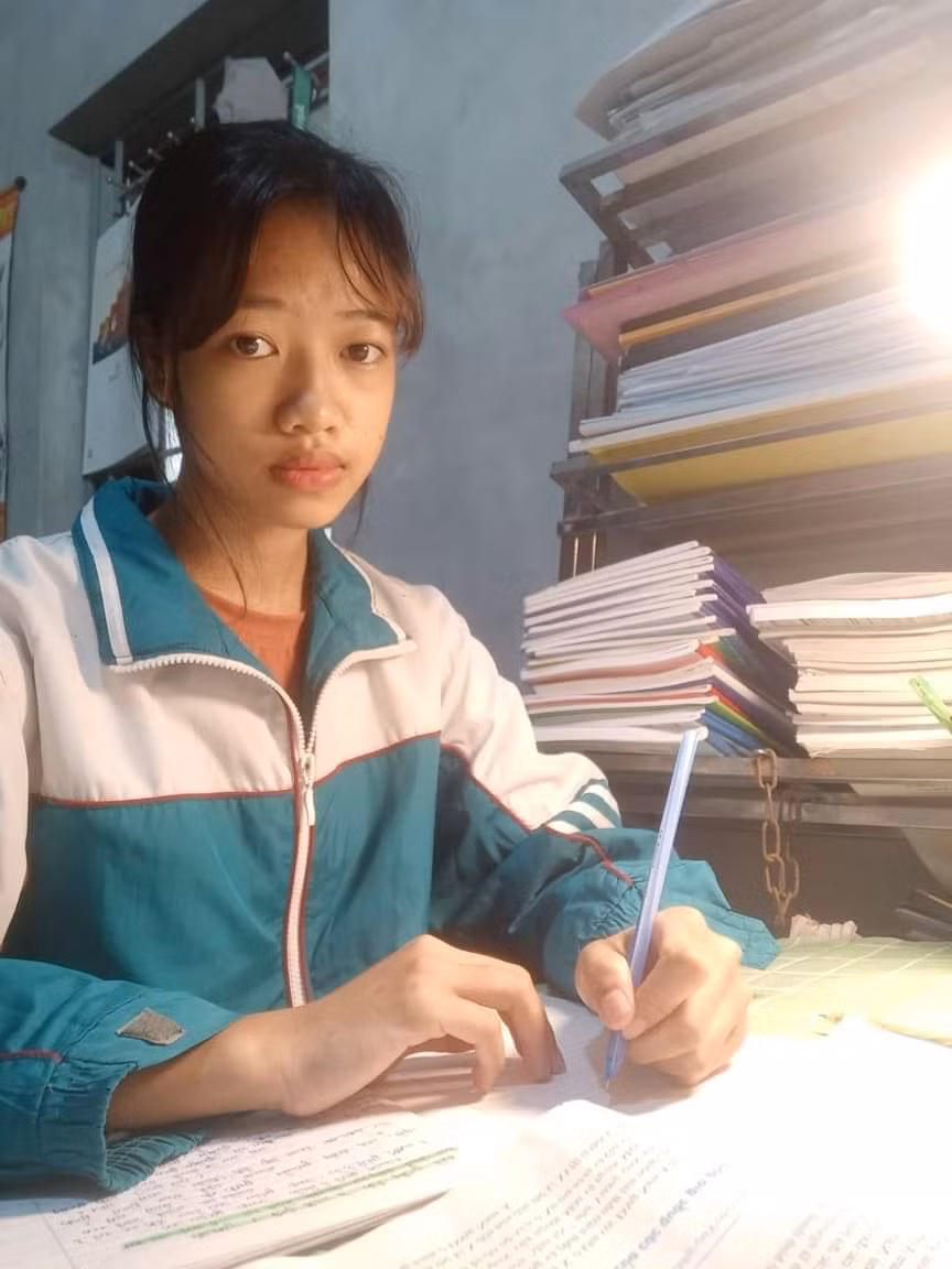 Em Trần Thị Hiền quyết tâm học tập thật tốt để sau này có thể báo đền công ơn của thầy cô dành cho mình. Ảnh: Khôi Nguyên.