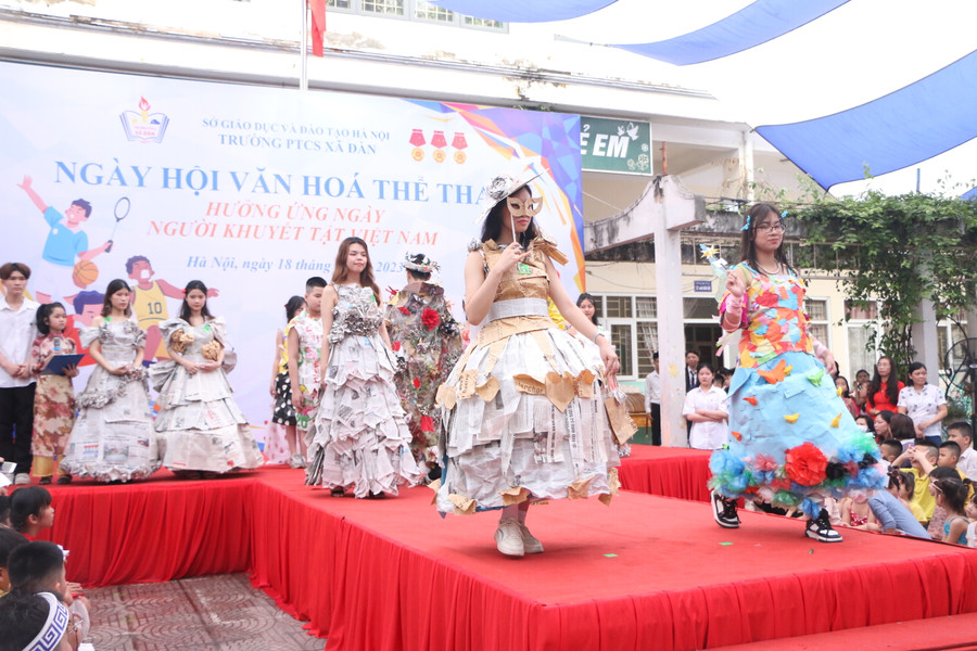 Các em cùng nhau truyền tải thông điệp về bảo vệ môi trường tới cộng đồng.