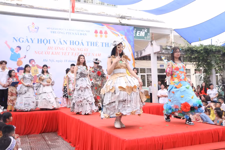 Các em cùng nhau truyền tải thông điệp về bảo vệ môi trường tới cộng đồng.