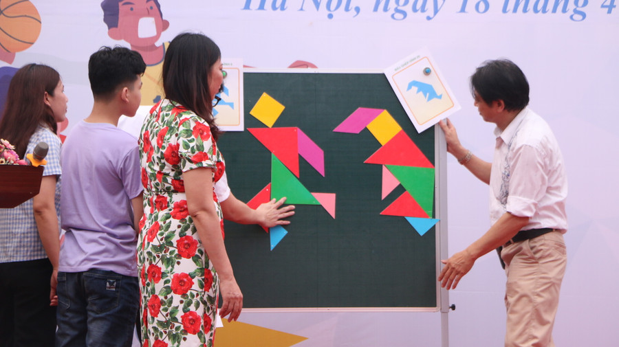 Học trò các lớp cùng tham gia trò chơi Trí uẩn để rèn luyện khả năng tư duy cho các em.