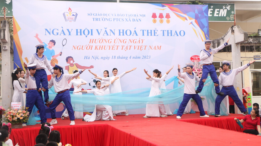 Tiết mục hát múa &quot;Nơi đảo xa&quot; của học sinh khối THCS của trường.