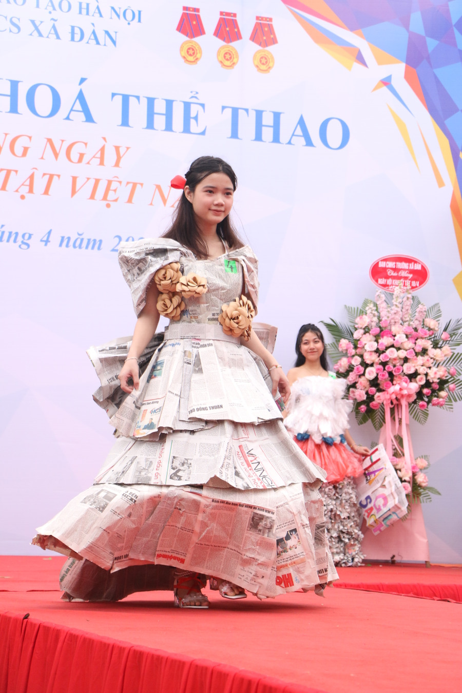 Nữ sinh khối THCS của Trường Xã Đàn tự tin sải bước với trang phục tái chế.