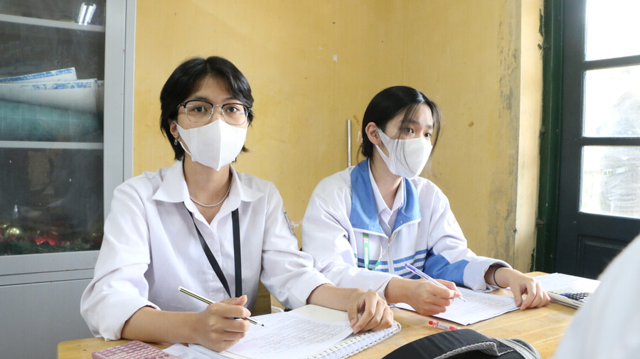 Các em học sinh chủ động sử dụng khẩu trang khi tới lớp học để phòng tránh dịch Covid-19. Các em học sinh chủ động sử dụng khẩu trang khi tới lớp học để phòng tránh dịch Covid-19.