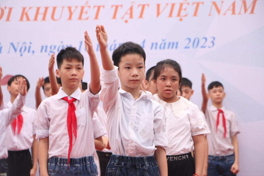 Các em học sinh cùng hòa theo nhịp điệu của bài hát truyền thống của Trường Xã Đàn bằng ngôn ngữ kí hiệu.