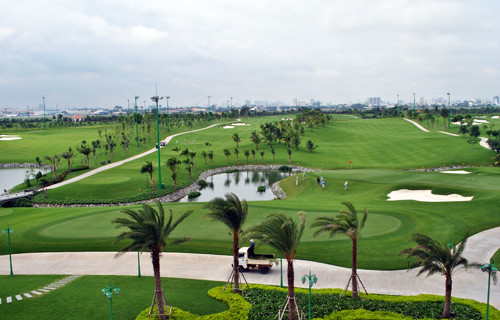 Sân golf đang hoạt động trong sân bay Tân Sơn Nhất. Ảnh: Mạnh Tùng. Sân golf đang hoạt động trong sân bay Tân Sơn Nhất. Ảnh: Mạnh Tùng