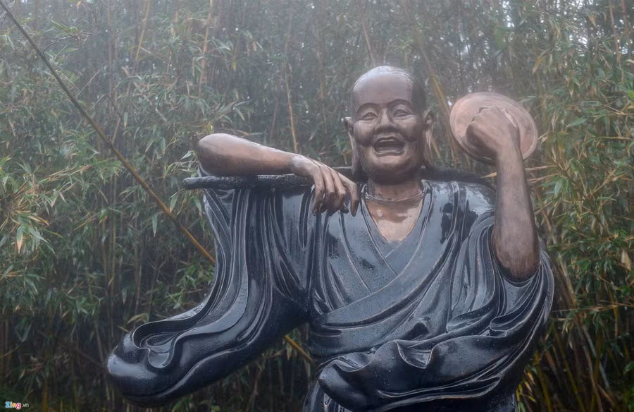 Hàng nghìn người lên đỉnh Fansipan dưới mưa rét -4 độ C-2