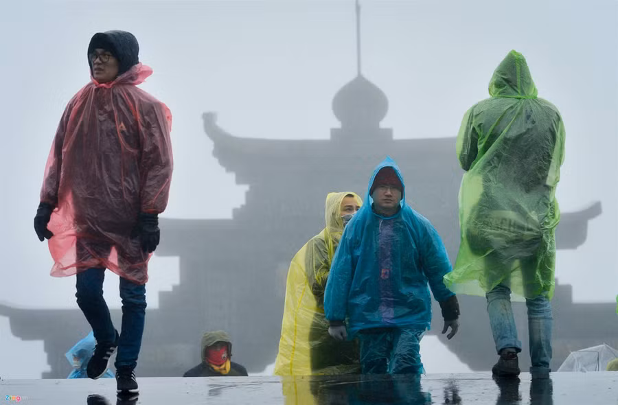 Hàng nghìn người lên đỉnh Fansipan dưới mưa rét -4 độ C-1