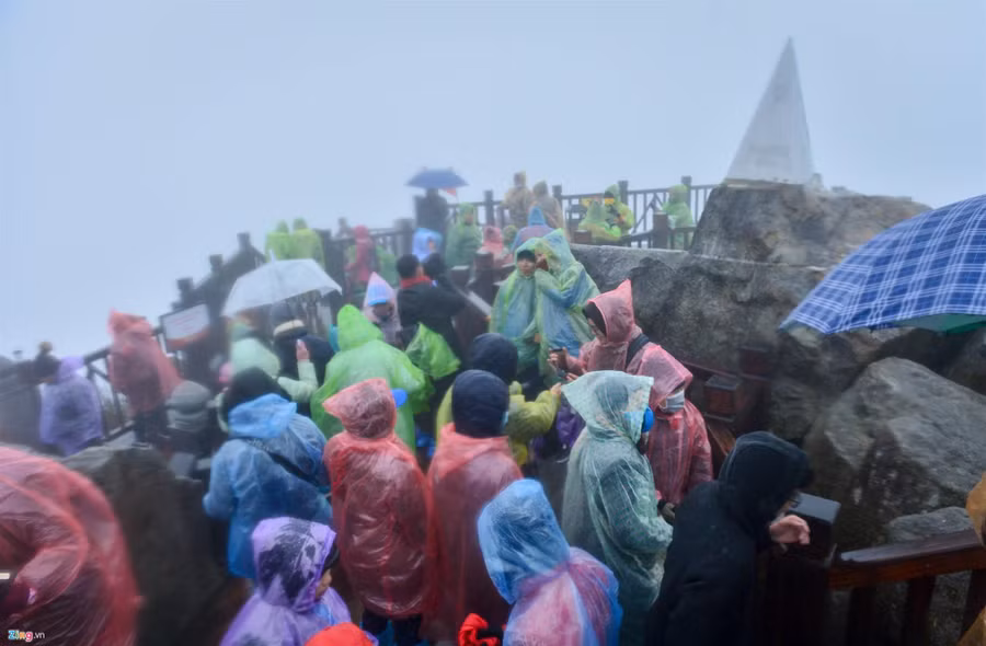 Hàng nghìn người lên đỉnh Fansipan dưới mưa rét -4 độ C-8