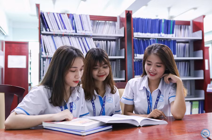 Sinh viên Trường ĐH Kinh tế - Luật học tập tại thư viện. Ảnh minh hoạ 