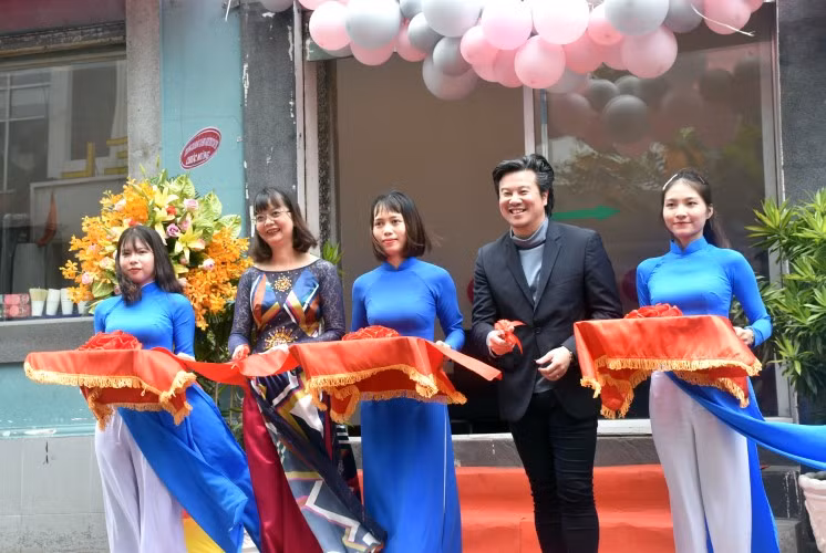 Đại diện Trường CĐ Văn hóa Nghệ Thuật TPHCM và nghệ sỹ Thanh Bùi cắt băng khánh thành không gian mơ ước - Dream Space. Ảnh: TG