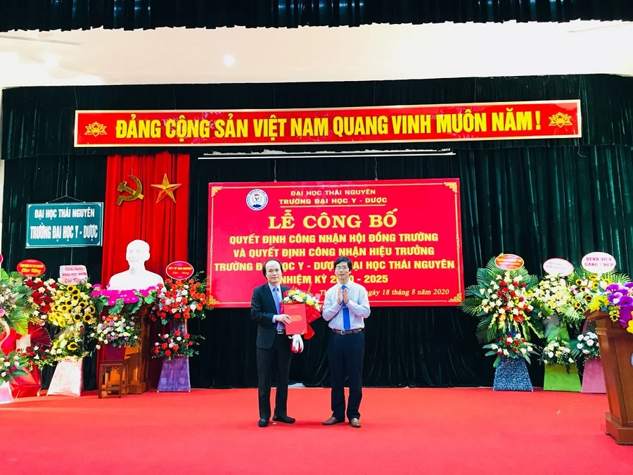 PGS.TS Trần Viết Khanh, Phó Bí thư Đảng uỷ, Phó Giám đốc ĐHTN trao quyết định bổ nhiệm Hiệu trưởng trường Đại học Y-Dược nhiệm kỳ 2020-2025 cho PGS.TS Nguyễn Tiến Dũng.