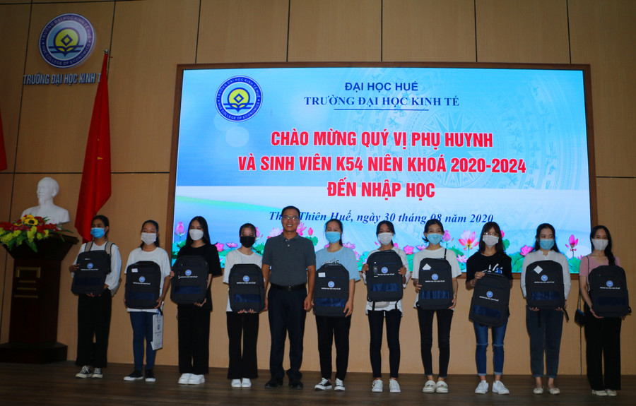 Đại diện lãnh đạo Trường ĐHKT Huế tặng tân sinh viên đến nhập học chiếc ba lô kỷ niệm ngày đầu tiên bước vào ngôi trường mới