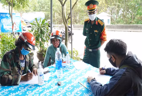 Người dân thực hiện khai báo y tế tại chốt kiểm soát