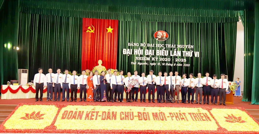 Đồng chí Lê Quang Trung, Phó trưởng Ban Tổ chức tỉnh ủy Thái Nguyên tặng hoa chúc mừng Ban chấp hành Đảng bộ Đại học Thái Nguyên nhiệm kỳ 2020 - 2025 