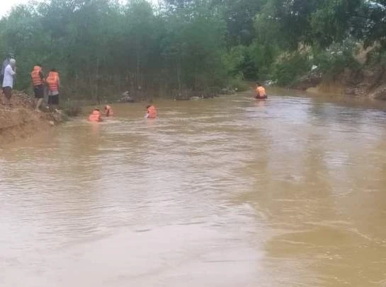 Lực lượng chức năng cùng người dân nỗ lực tìm kiếm nạn nhân bị lũ cuốn