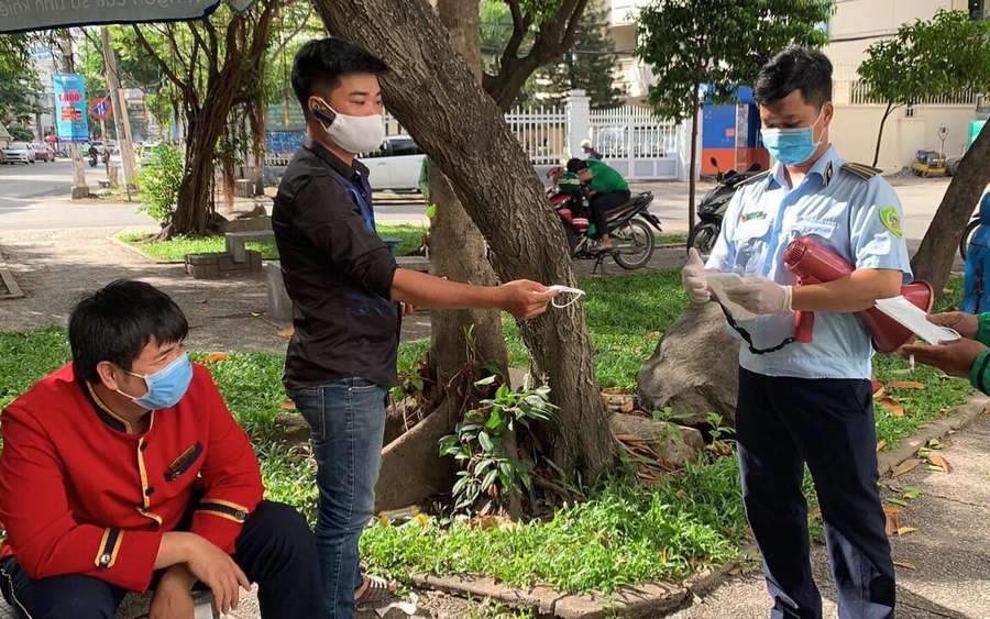 Lực lượng chức năng kiểm tra, xử phạt những trường hợp không đeo khẩu trang nơi công cộng.