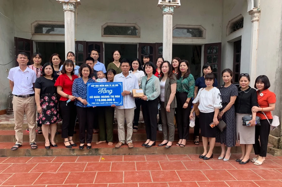 Lãnh đạo Sở GD&ĐT Hà Nội và Công đoàn ngành Giáo dục Hà Nội trao quà cho gia đình cô giáo Hoàng Thị Nga và thầy giáo Đoàn Mạnh Cường.