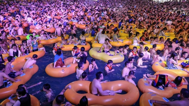 Hàng ngàn người tập trung tại công viên nước ở Vũ Hán