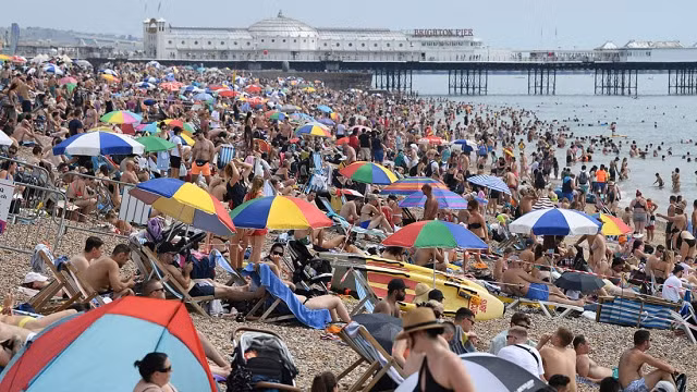 Bãi biển ở Anh chật kín người trong bối cảnh dịch Covid-19