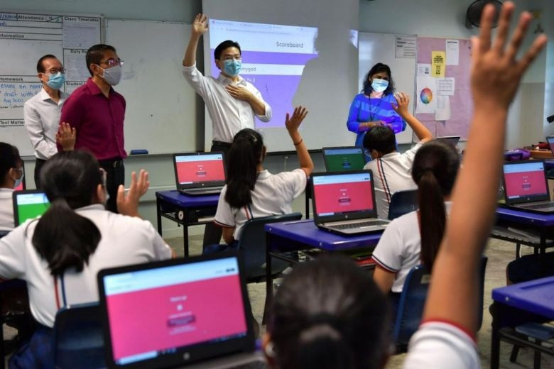 Bộ trưởng GD Lawrence Wong tới thăm một trường học.