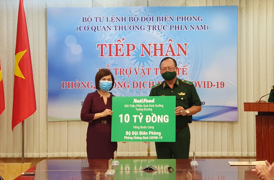 Bác sĩ Trần Thị Minh Nguyệt – Phó Chủ tịch Hội đồng Quản trị NutiFood trao quà tặng dinh dưỡng với tổng giá trị 10 tỷ đồng cho Thiếu tướng Nguyễn Hoài Phương, Phó Tư lệnh Bộ đội Biên phòng