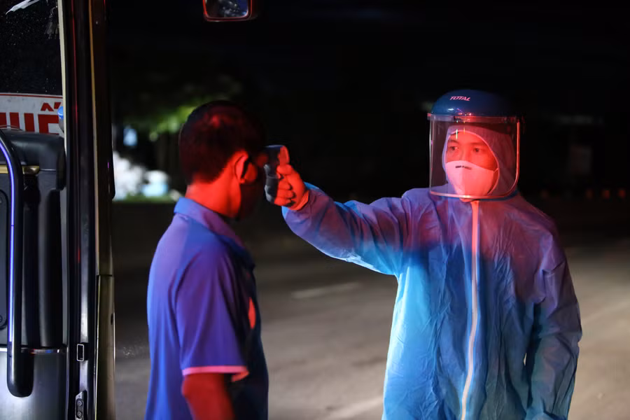 Ngành y tế đo thân nhiệt đối với người dân trên các chuyến xe khách, xe du lịch có đi từ vùng dịch đến hoặc qua Quảng Bình.