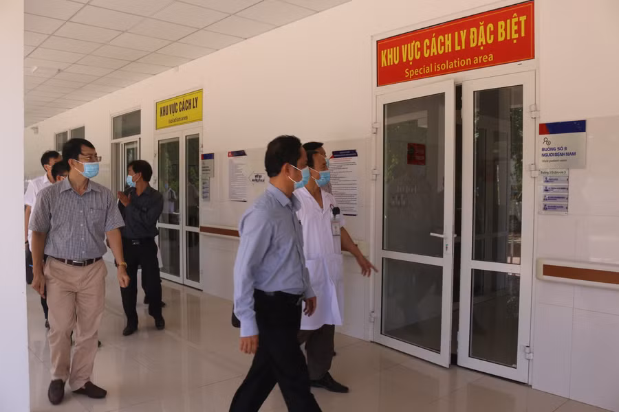 Đoàn công tác Bộ Y tế kiểm tra các điều kiện chuẩn bị tại khu cách ly của Bệnh viện Hữu Nghị - Việt Nam - Cu Ba - Đồng Hới