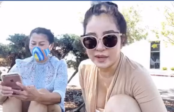 Thúy Nga ngồi trò chuyện về Hoài Lâm với một người hâm mộ tại Mỹ.