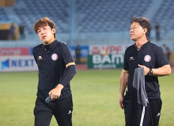 Trợ lý ngôn ngữ Yang Jaemo (trái) của CLB TP.HCM bị phạt nặng vì phản ứng với trọng tài.