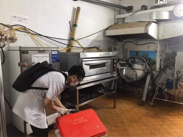 Khu vực sản xuất pate của công ty TNHH hai thành viên Lối sống mới. (Ảnh: VTV)