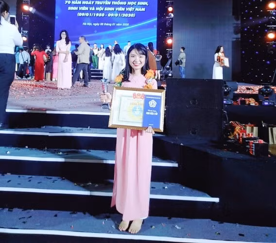 Sinh viên Đoàn Thị Loan nhận bằng khen và danh hiệu sinh viên 5 tốt.