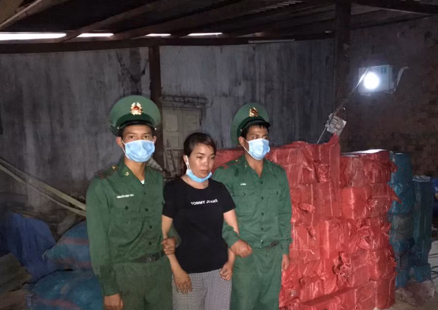 Bình cùng tang vật hơn 1.300 kg pháo.