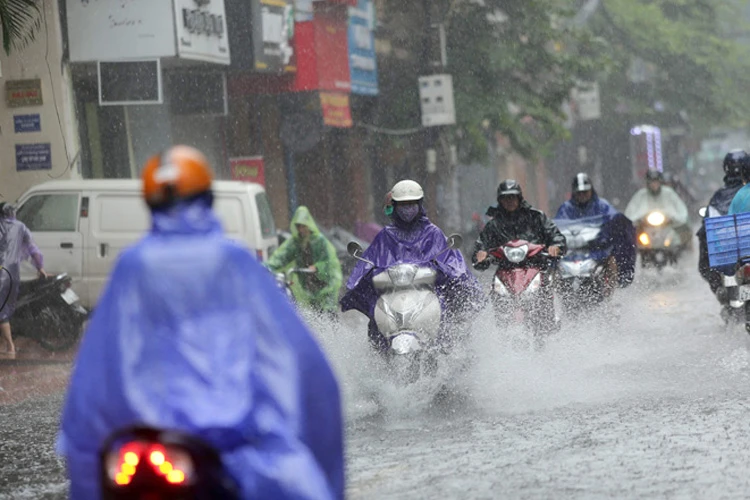 Hà Nội mưa rào và dông, có nơi mưa vừa, mưa to.