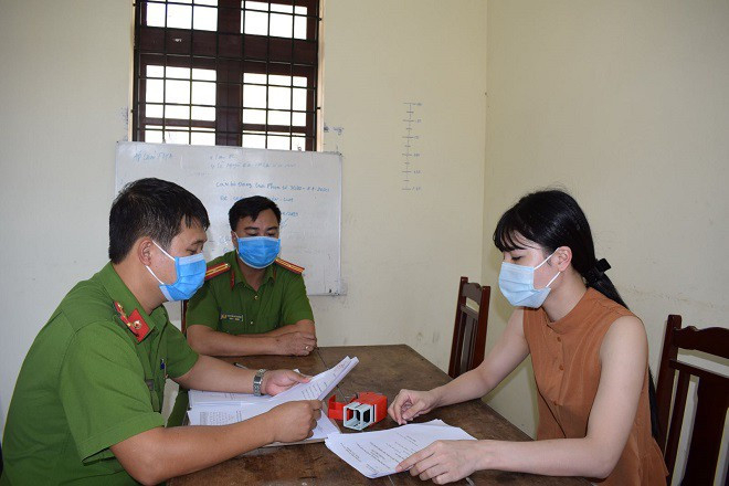 Đối tượng Phan Thị Tú Anh tại CQĐT. Ảnh: ANTĐ