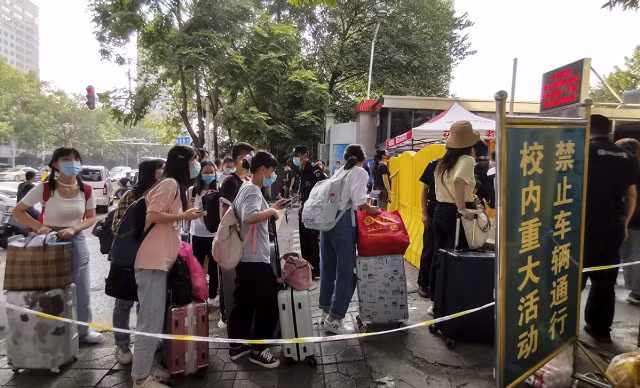 SV xếp hàng trở lại ĐH Kinh tế và Luật Zhongnan ở Vũ Hán