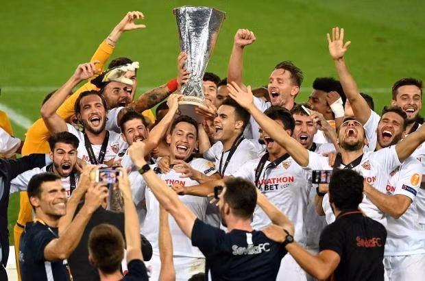Các cầu thủ Sevilla nâng cao cúp vô địch.