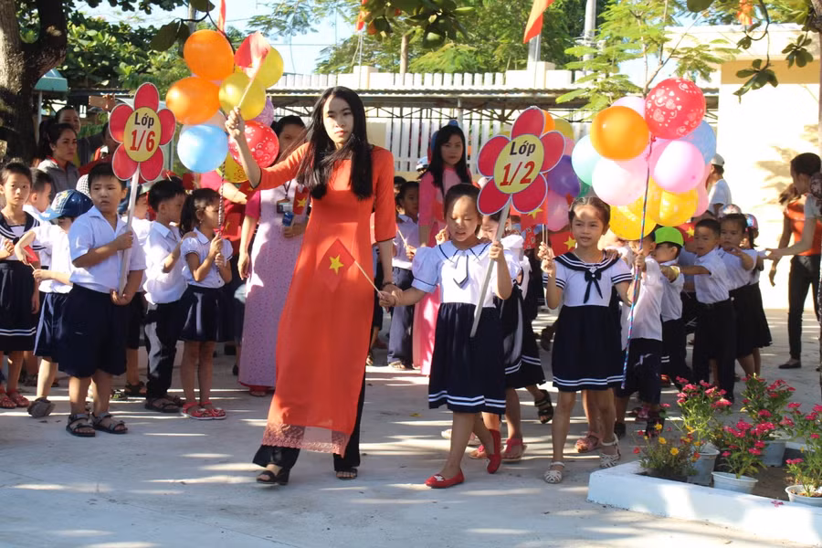 Lễ đón HS lớp Một đầu năm học mới. 