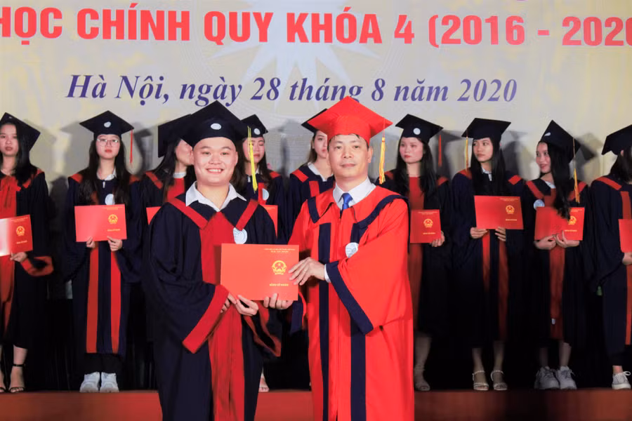 Đồng chí Trần Quang Tiến – Bí thư Đảng ủy, Giám đốc Học viện trao bằng cho tân cử nhân khóa 4
