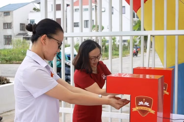 Trường Ischool kiểm soát chặt chẽ dịch bệnh.