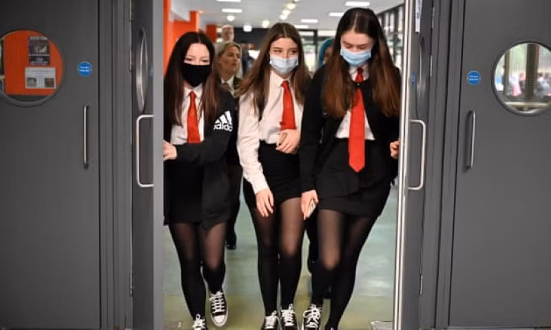 Học sinh trên 5 tuổi phải đeo khẩu trang khi tham gia phương tiện giao thông của trường.