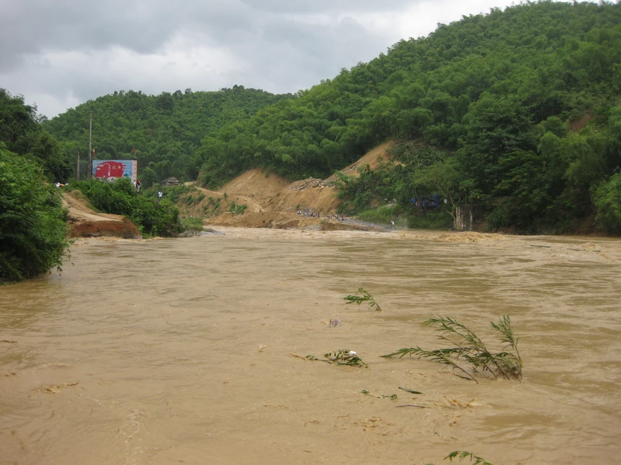 Mưa lũ đã gây ngập cầu Phà Lò trên quốc lộ 217, gây ách tắc giao thông và cô lập huyện Quan Sơn.