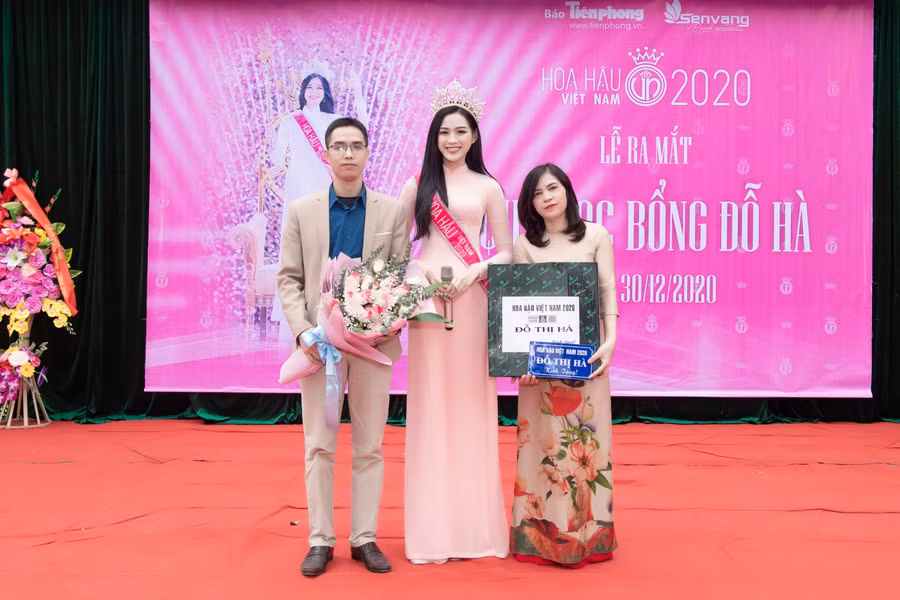 Hoa hậu Đỗ Hà giản dị bên thầy cô giáo.