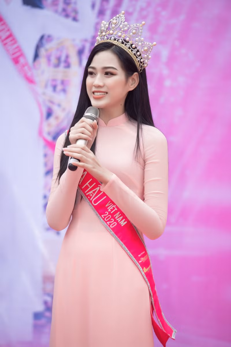 Hoa hậu Đỗ Hà ra mắt quỹ học bổng Đỗ Hà tại chính ngôi trường mình đã theo học.