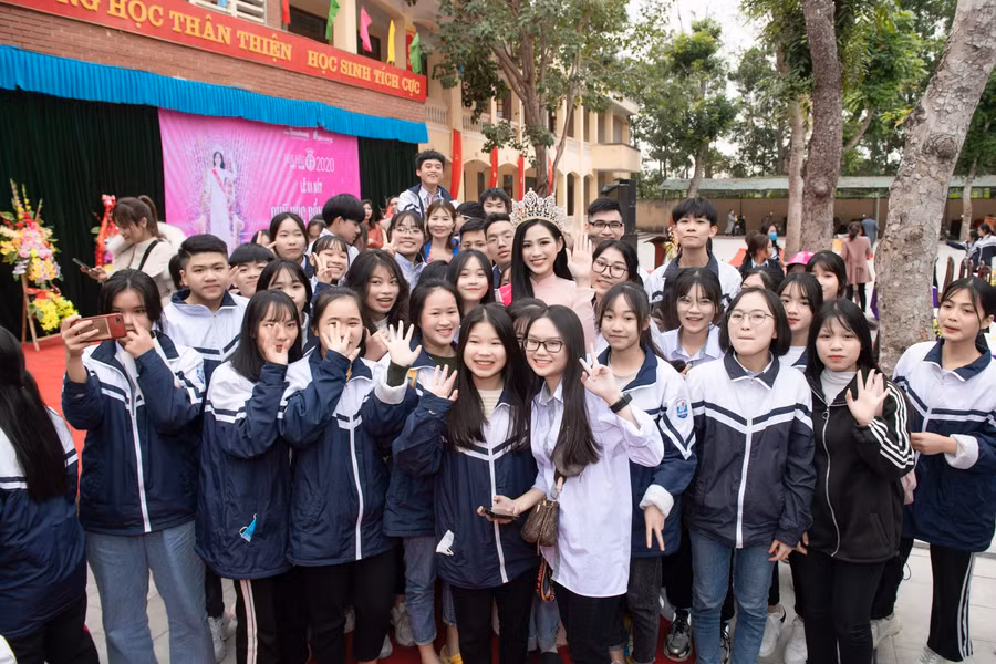 Hoa hậu được các em học sinh chào đón nồng nhiệt.