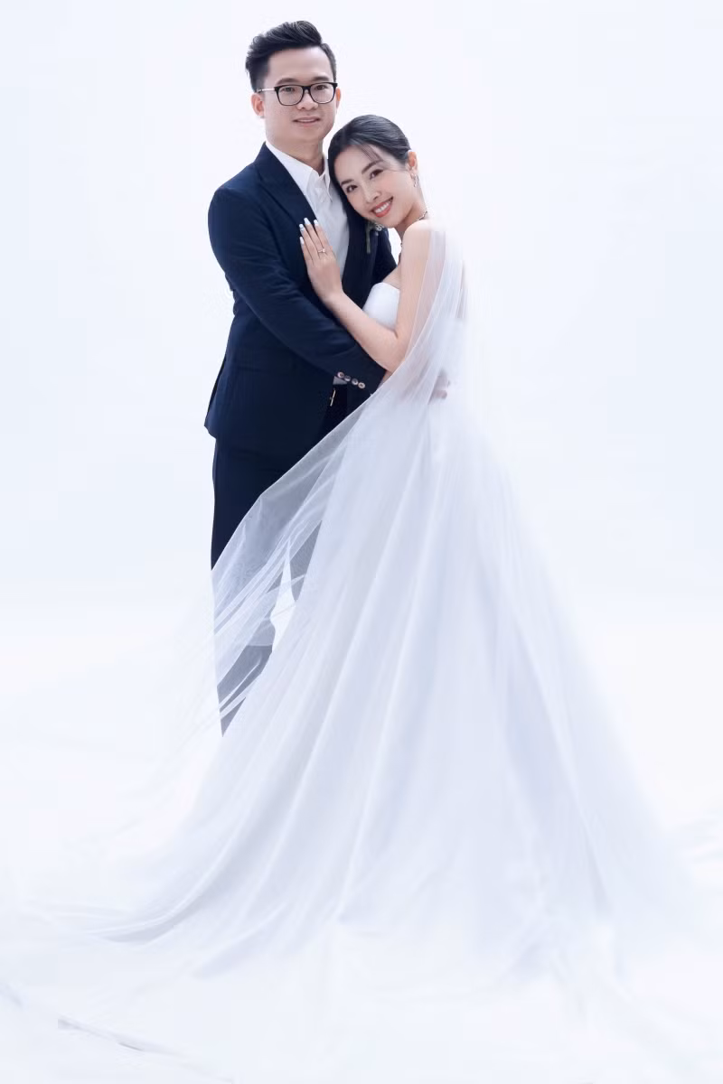 Á hậu Thúy An và chồng sắp cưới.