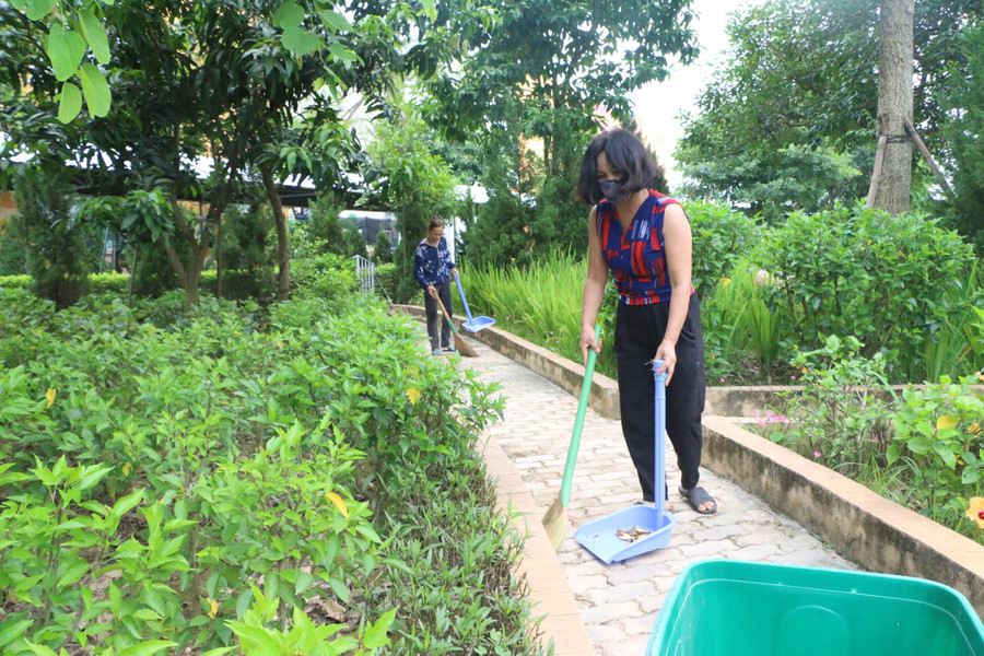 Công tác vệ sinh được duy trì đều đặn để sẵn sàng chào đón học sinh tựu trường. Công tác vệ sinh được duy trì đều đặn để sẵn sàng chào đón học sinh tựu trường.