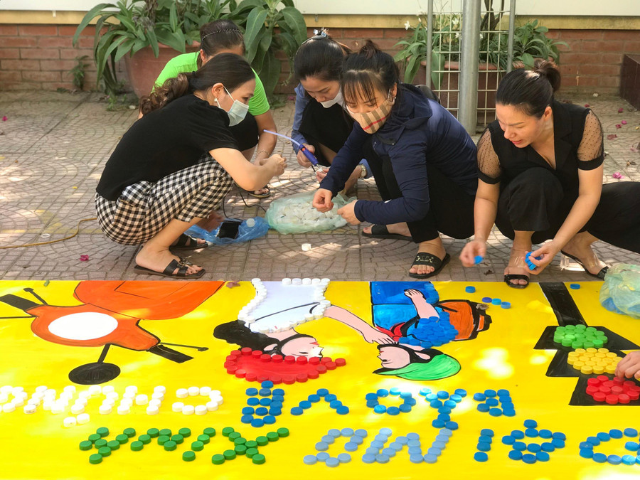 Các cô giáo Trường Tiểu học Đan Phượng (huyện Đan Phượng) đang tất bật hoàn tất những bức tranh cổ động với nhiều màu sắc để chào đón học sinh tựu trường. Các cô giáo Trường Tiểu học Đan Phượng (huyện Đan Phượng) đang tất bật hoàn tất những bức tranh cổ động với nhiều màu sắc để chào đón học sinh tựu trường.