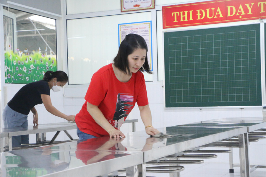 Cô giáo Trường Tiểu học Lê Quý Đôn cùng nhau lau dọn phòng ăn cho học sinh. Cô giáo Trường Tiểu học Lê Quý Đôn cùng nhau lau dọn phòng ăn cho học sinh.